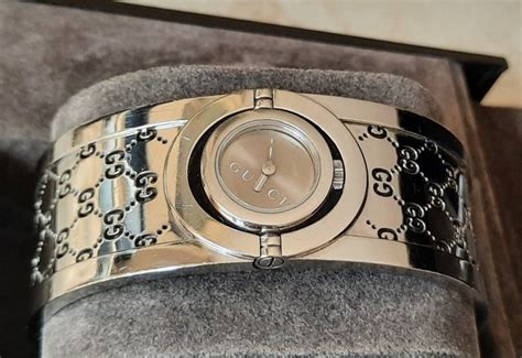 Orologio Gucci 112 Twirl con diamanti 